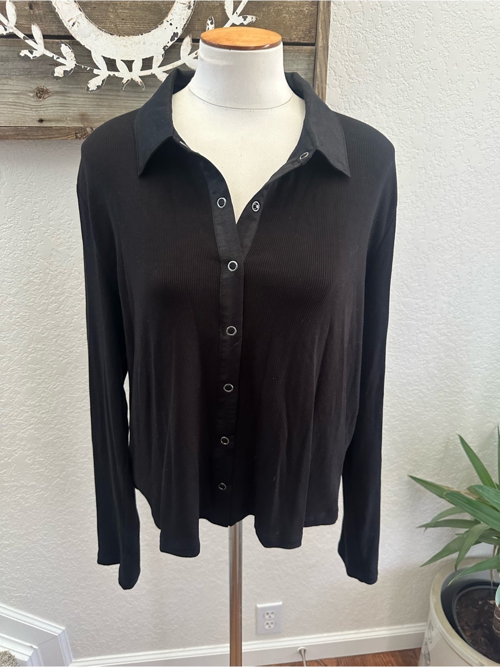 Evereve Black Snap-Front Long Sleeve Stretchy knit Shirt‎ NWT